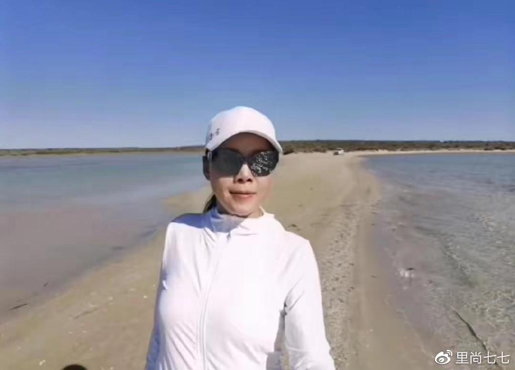 田震在澳洲玩嗨了,穿短裤肌肉身材还像小姑娘,开20万车很接地气