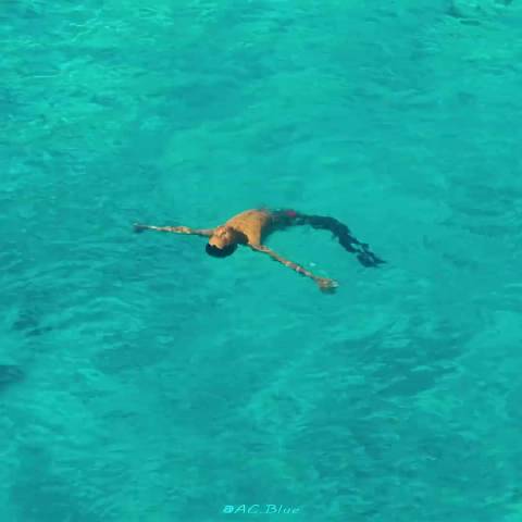 “记忆中那年夏天发生的事 总是伴随着烧荒草的味 ”