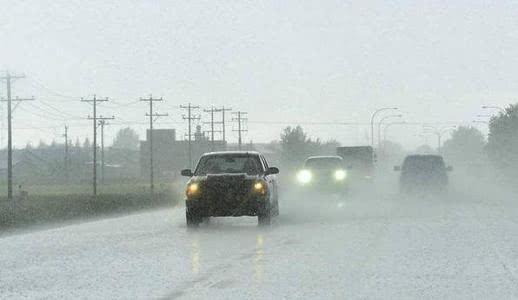 跑高速时天降暴雨,还要继续开吗?交警:这都不懂,驾照买的?