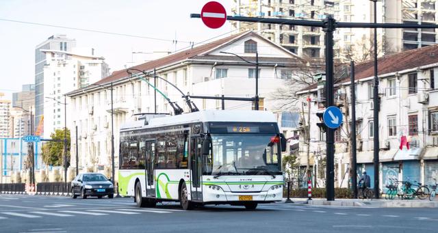 公交25路“剪辫子”，传统无轨电车线路再“瘦身”！未来上海究竟保留几条“辫子”，方案仍在修改中