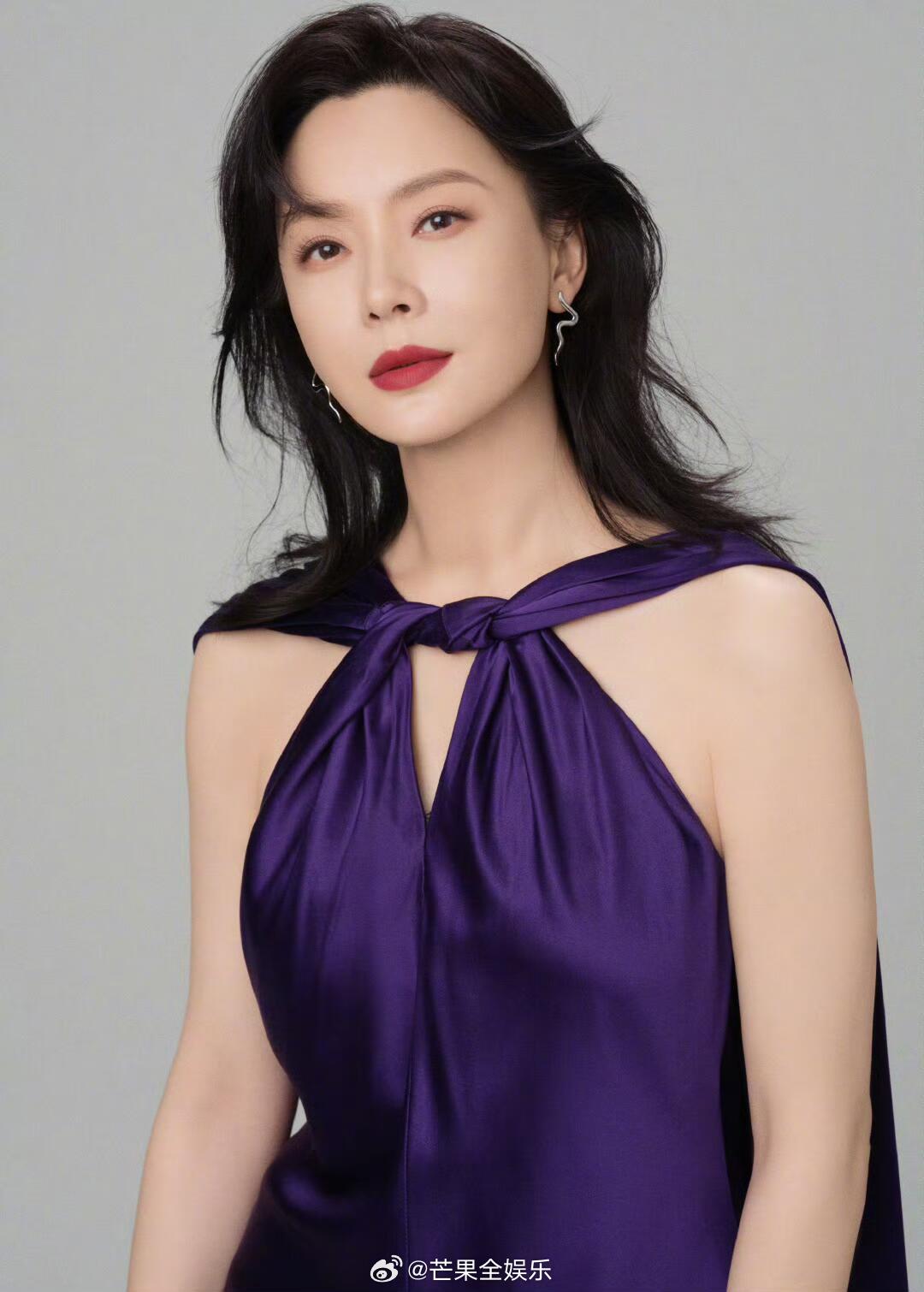 陈数冻龄状态惊艳，皮肤透亮下颌线清晰