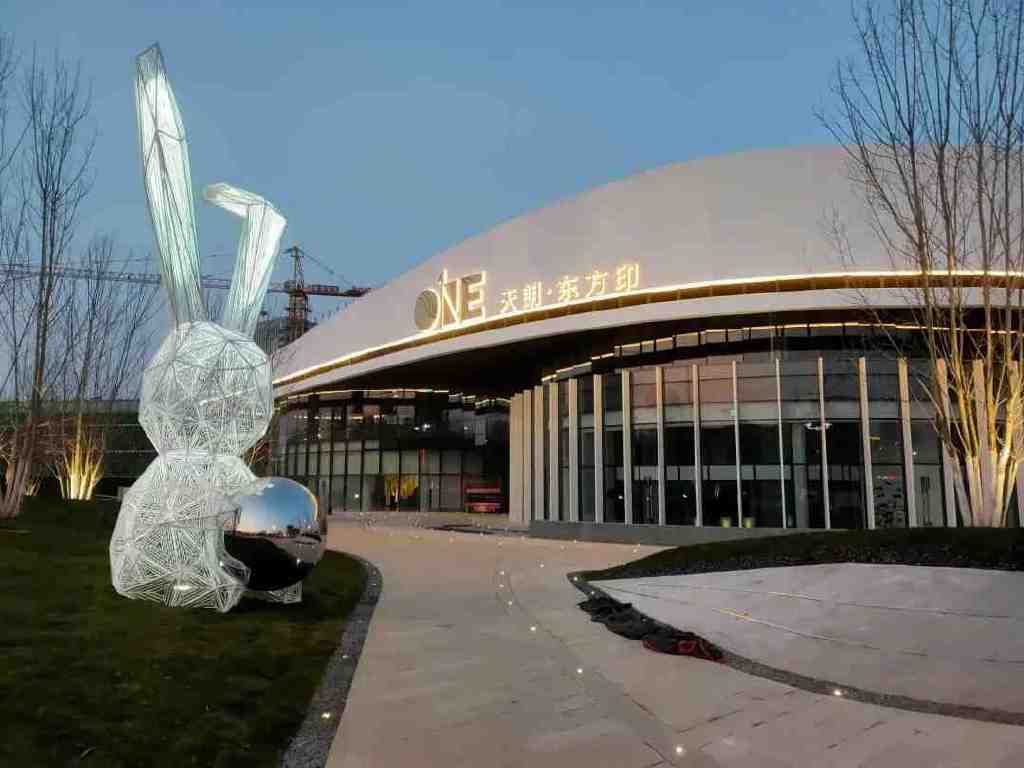 身陷“感恩门”的孙茵又遇农民工在天朗售楼部打