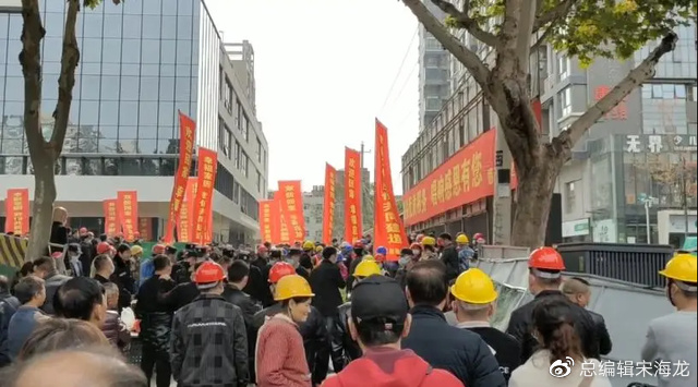 身陷“感恩门”的孙茵又遇农民工在天朗售楼部打地铺讨薪(图6)