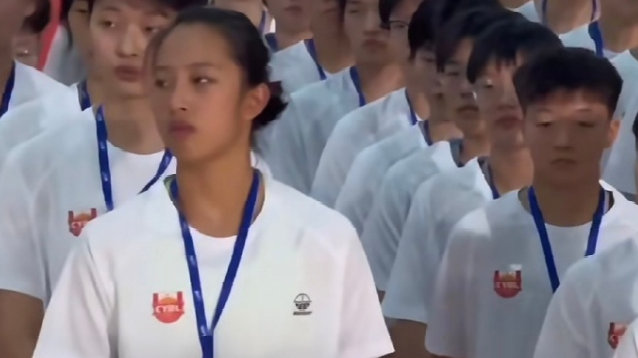 宫鲁鸣无愧伯乐！1.81米篮板王场均19+11 未来接班李梦成主力锋线？