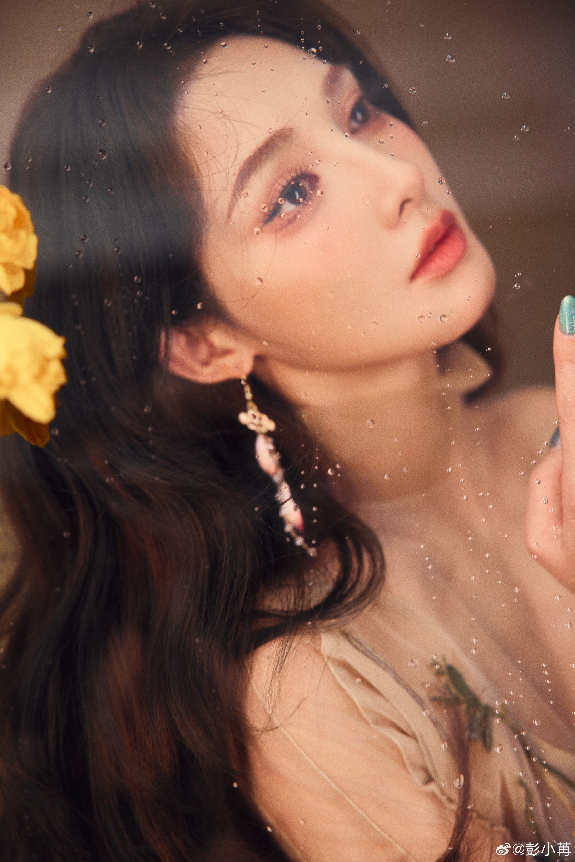 彭小苒肤色透视裙，深V开到肚脐好曼妙的曲线美 姐又在going我了