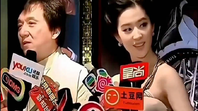 刘亦菲受访时温柔回怼工作人员调整话筒要求