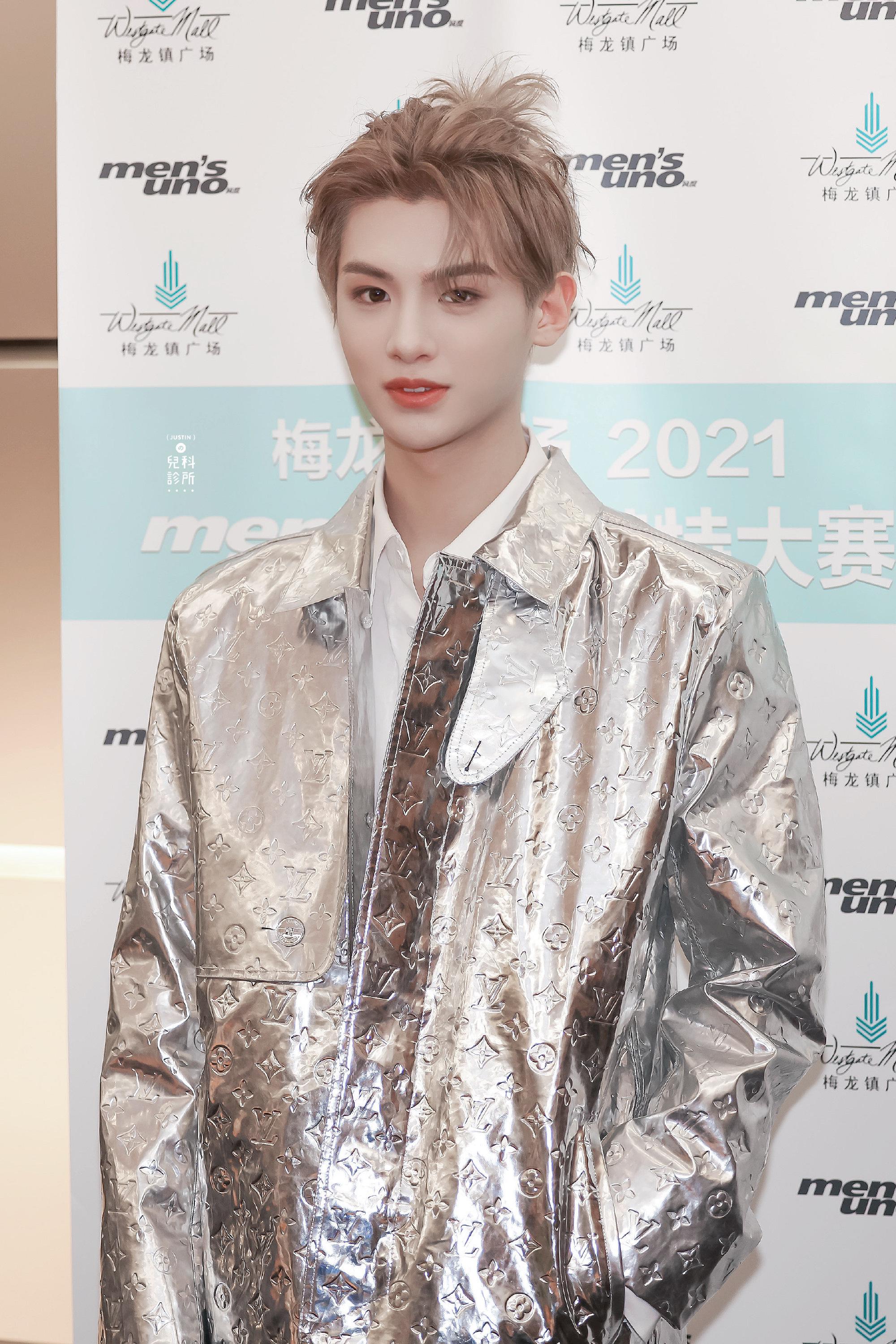 黄明昊活动造型银色风衣外套休闲帅气饭拍图好帅