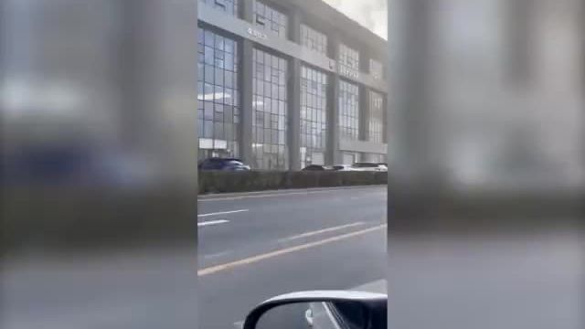 沈阳一汽车保养店突发火情