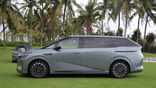 800V+5C快充，小鹏X9增程版即将来袭，能和腾势D9掰手腕吗？