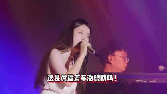 李嘉格与男友公开秀恩爱，晒甜蜜互动照秀幸福，般配感十足