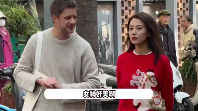 46岁高圆圆现身成都菜市场，红毛衣配白裤子好喜庆，无滤镜下展现惊人美貌