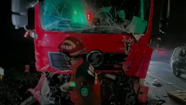 果然视频|货车追尾前车，消防员破拆搭梯救出被困男子