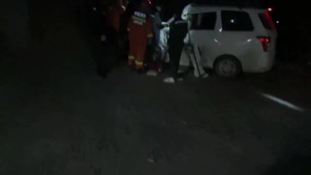 果然视频|面包车与货车相撞，消防员破拆救出被困者