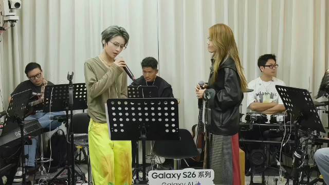 “我们不讨论的关系 很接近却不是爱情 ”