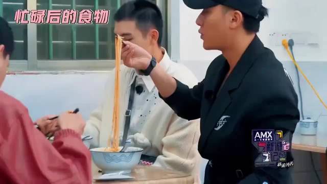 黄子韬饭量太吓人!岳云鹏都一脸震惊，直呼他太能吃!