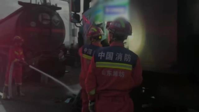 果然视频|货车发生追尾事故，消防员到场破拆救援
