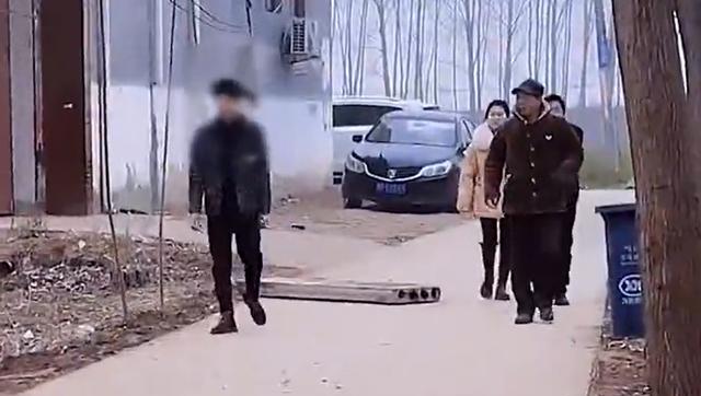 女孩相亲一天见30多个男孩,媒人站成“一堵墙”,见完看照片谁谁分不清楚,晚上聊天像批奏折,村里同年龄段的男孩子多,挑花眼了(图4) 女孩相亲一天见30多个男孩,媒人站成“一堵墙”,见完看照片谁谁分不清楚,晚上聊天像批奏折,村里同年龄段的男孩子多,挑花眼了(图4)