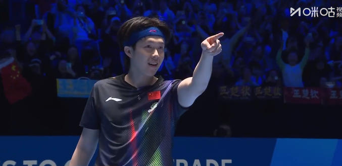 把张本智和打消音，王楚钦夺冠为何手指王皓庆祝？谁注意王皓举动