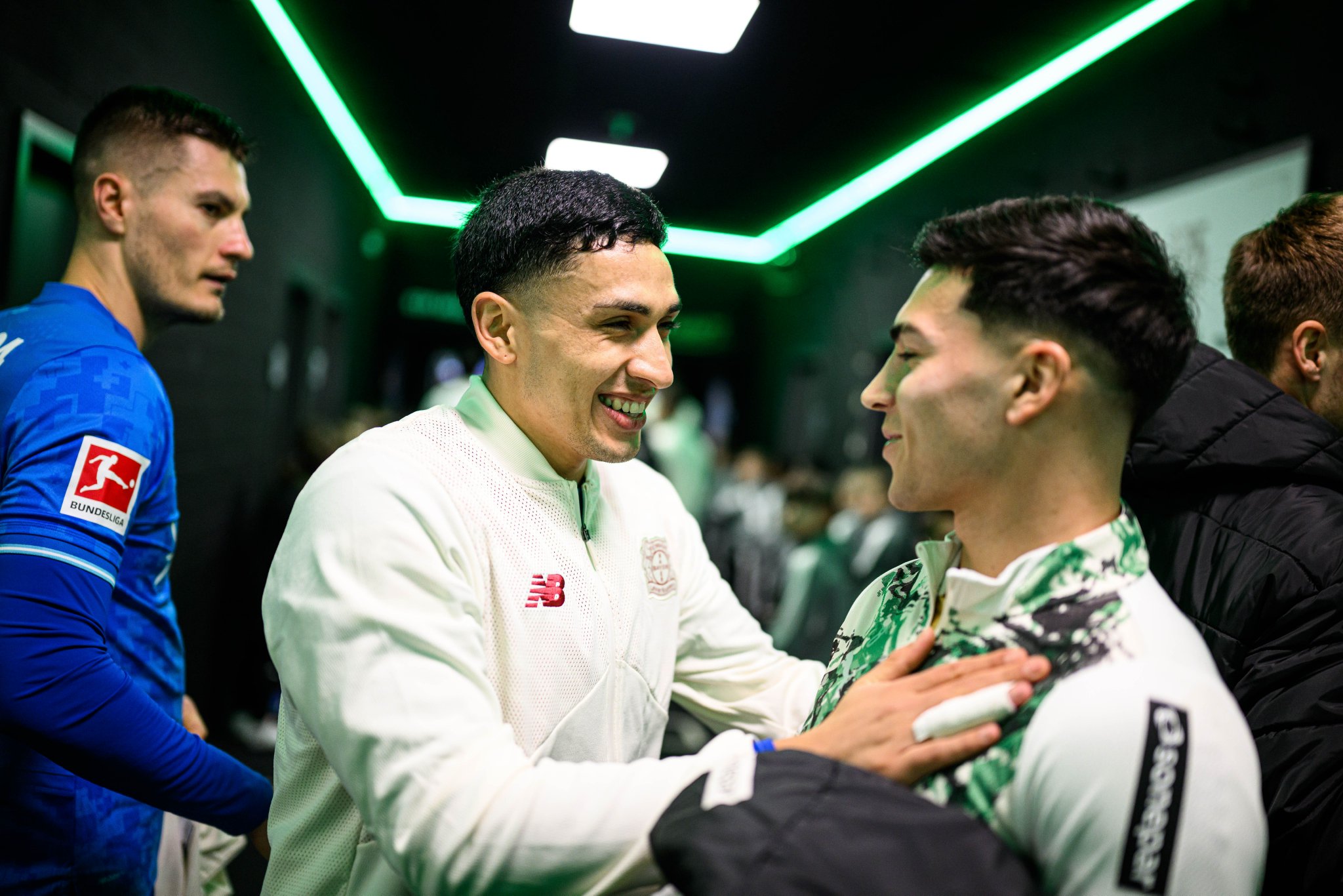 萨尔科租借门兴与勒沃库森队友赛前相拥