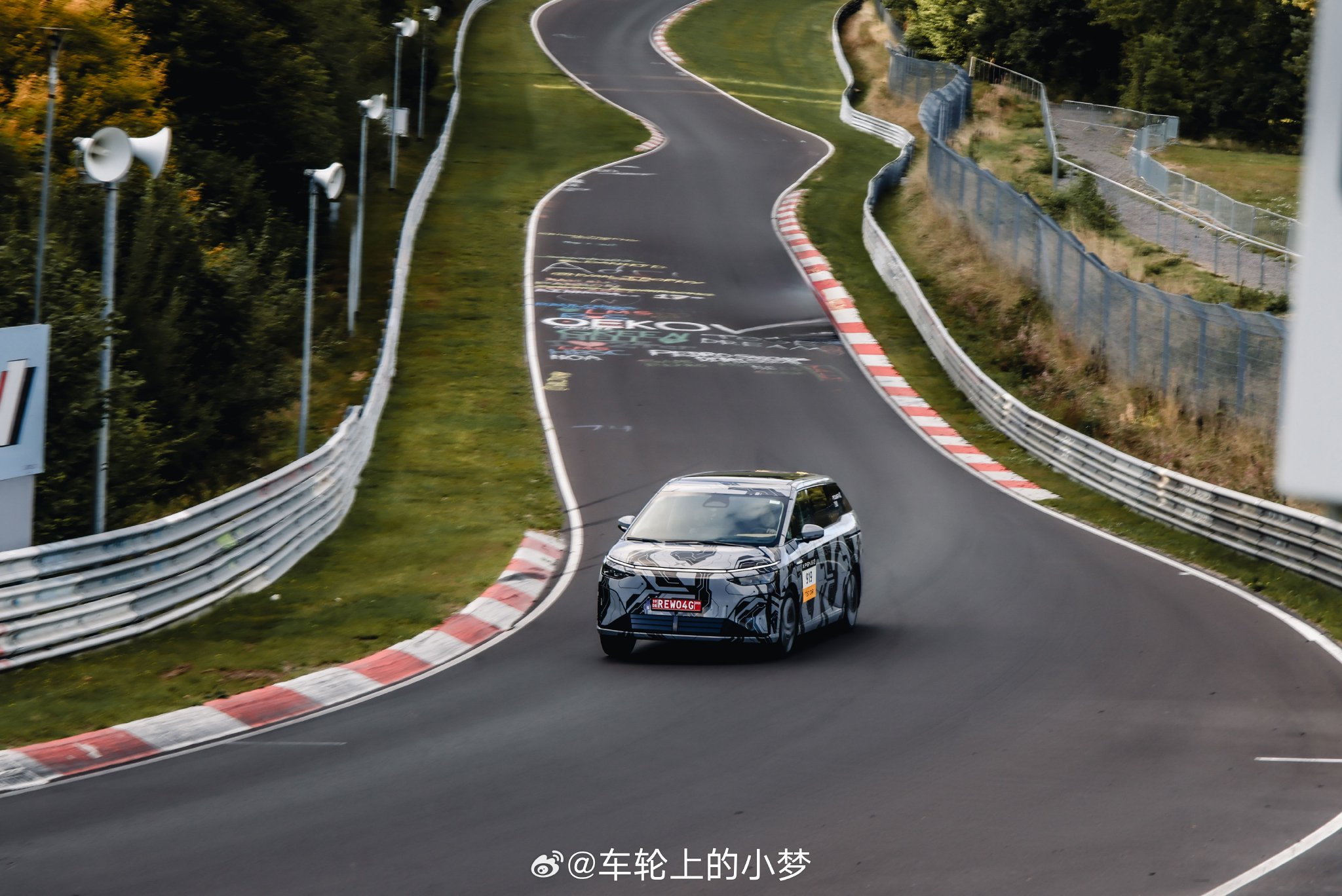 小鹏X9增程版现身纽北赛道测试，配备双腔空悬后轮转向