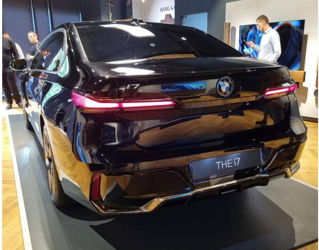 顶流纯电车比拼:奔驰EQS对比宝马i7谁更值得买?