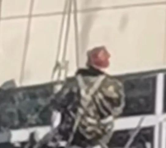 不可理喻!山东一大妈担心弄坏彩钢瓦,朝栓绳高空作业的工人泼水休闲区蓝鸢梦想 - Www.slyday.coM 不可理喻!山东一大妈担心弄坏彩钢瓦,朝栓绳高空作业的工人泼水休闲区蓝鸢梦想 - Www.slyday.coM