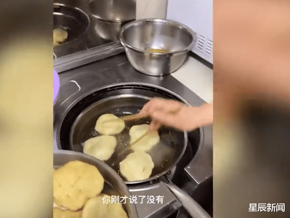 妈妈厨房内炸点心,儿子上前问话遭怒怼:不让说话是啥风俗休闲区蓝鸢梦想 - Www.slyday.coM 妈妈厨房内炸点心,儿子上前问话遭怒怼:不让说话是啥风俗休闲区蓝鸢梦想 - Www.slyday.coM