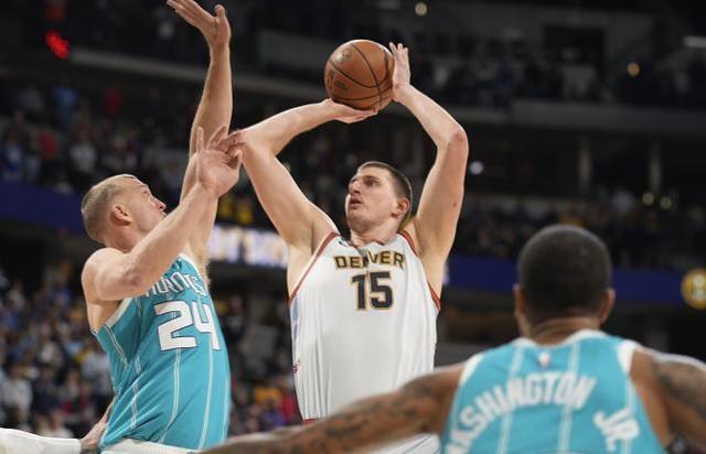 约基奇面对热火严密防守依旧砍下三双数据彰显全能本色