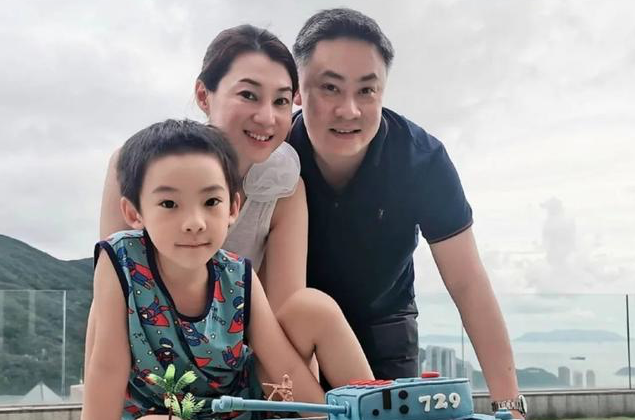 43岁落选港姐再婚嫁给富豪,老公身价10亿,她却在餐厅当收银员 43岁落选港姐再婚嫁给富豪,老公身价10亿,她却在餐厅当收银员