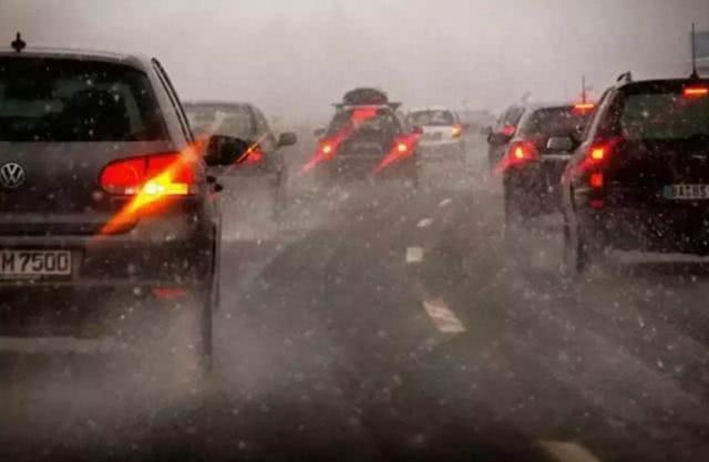跑高速时天降暴雨,还要继续开吗?交警:这都不懂,驾照买的?