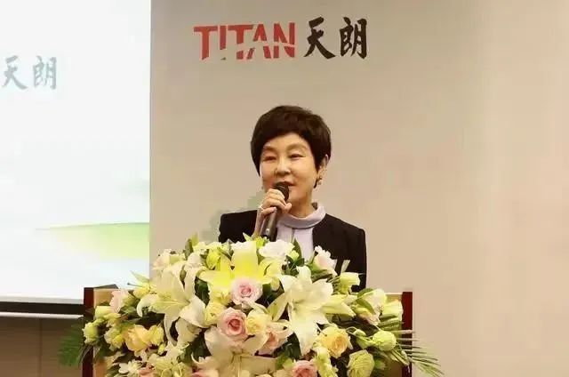 身陷“感恩门”的孙茵又遇农民工在天朗售楼部打地铺讨薪(图5)