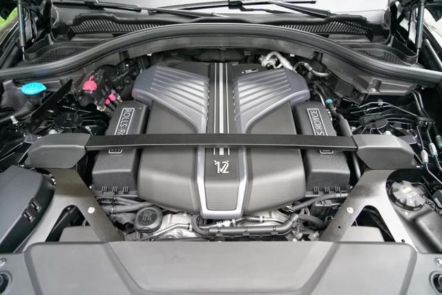 开劳斯莱斯Black Badge库里南“逛GAI”:富贵让我们相遇