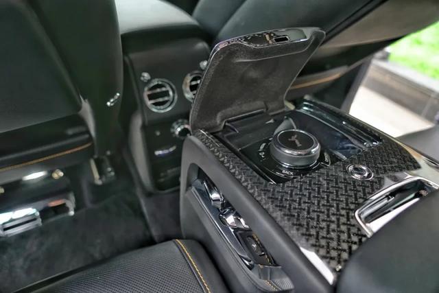 开劳斯莱斯Black Badge库里南“逛GAI”:富贵让我们相遇