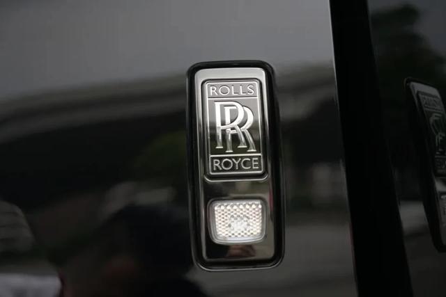 开劳斯莱斯Black Badge库里南“逛GAI”:富贵让我们相遇