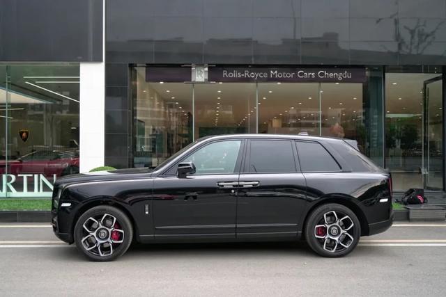 开劳斯莱斯Black Badge库里南“逛GAI”:富贵让我们相遇