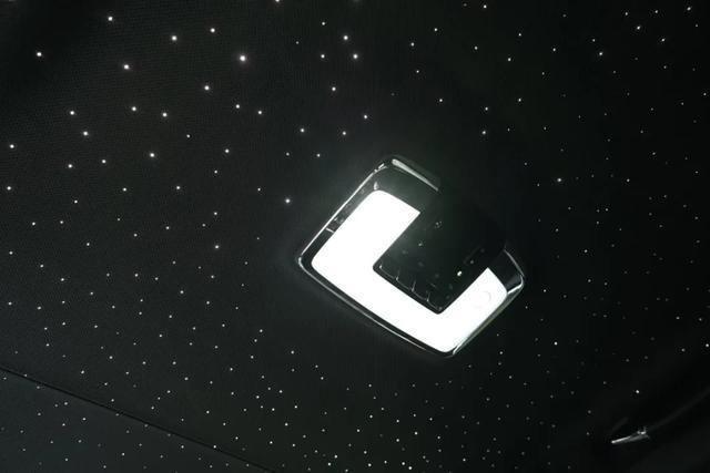 开劳斯莱斯Black Badge库里南“逛GAI”:富贵让我们相遇