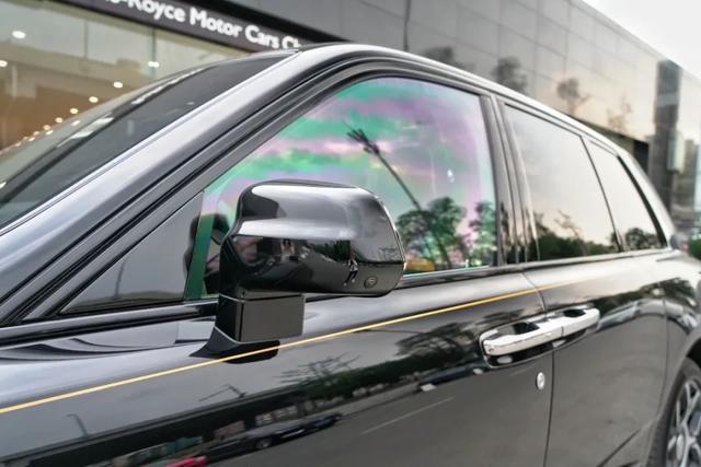 开劳斯莱斯Black Badge库里南“逛GAI”:富贵让我们相遇