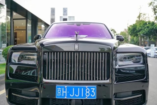 开劳斯莱斯Black Badge库里南“逛GAI”:富贵让我们相遇