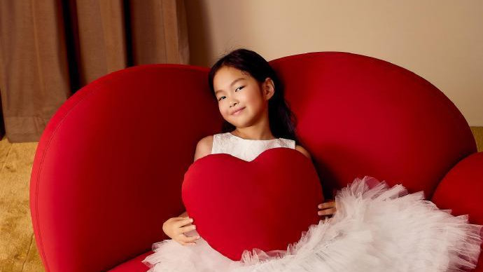 朱丹和8岁女儿拍时尚大片，周念如模样很像爸爸周一围