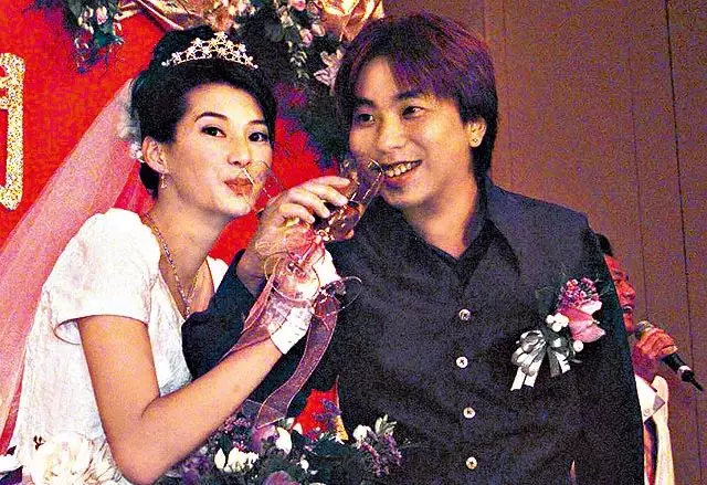 43岁落选港姐再婚嫁给富豪,老公身价10亿,她却在餐厅当收银员 43岁落选港姐再婚嫁给富豪,老公身价10亿,她却在餐厅当收银员