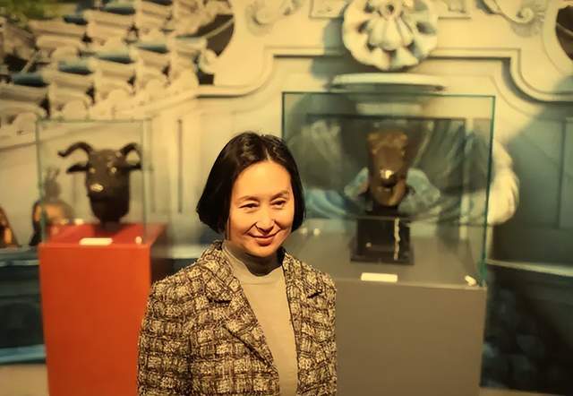 何超琼24岁访京照曝光!打扮时尚甜美,揭赌王家训:爱国爱港爱澳休闲区蓝鸢梦想 - Www.slyday.coM 何超琼24岁访京照曝光!打扮时尚甜美,揭赌王家训:爱国爱港爱澳休闲区蓝鸢梦想 - Www.slyday.coM