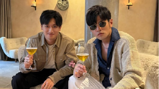 周冠宇周杰伦惊喜同框，跨界联动引热潮