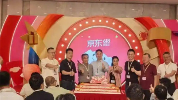 蔚来李斌现身京东618周年庆，与刘强东再次同框