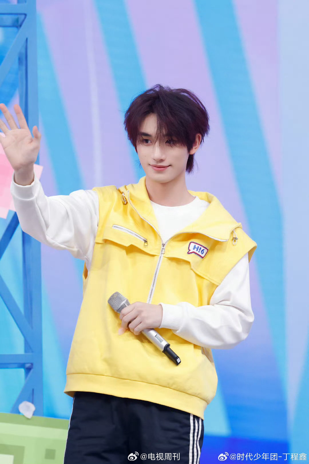 丁程鑫牛仔裤搭白西装，跳我是李飞，动作利落超圈粉