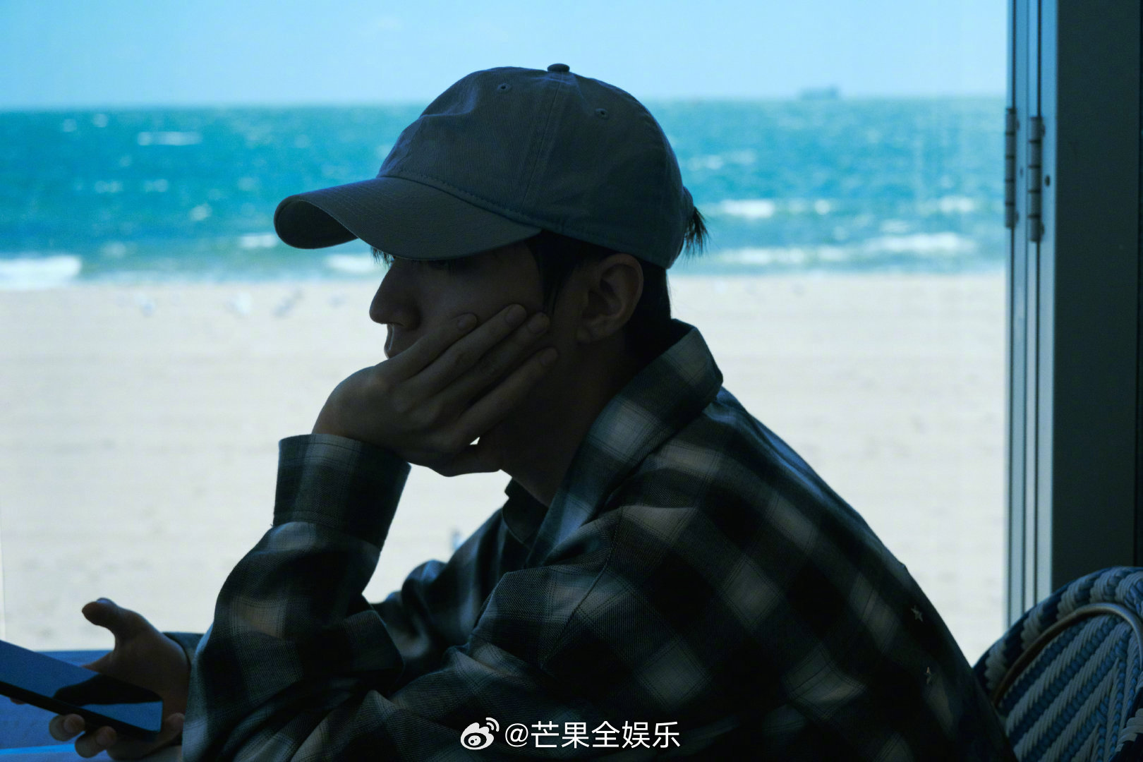 王俊凯海边花絮释出，海风光影勾勒少年自然状态