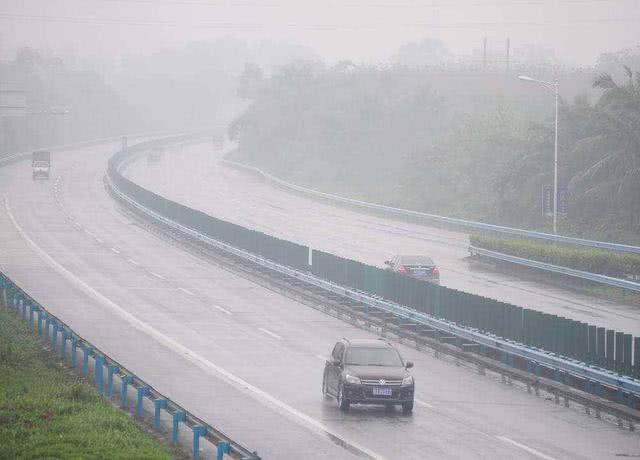 跑高速时天降暴雨,还要继续开吗?交警:这都不懂,驾照买的?