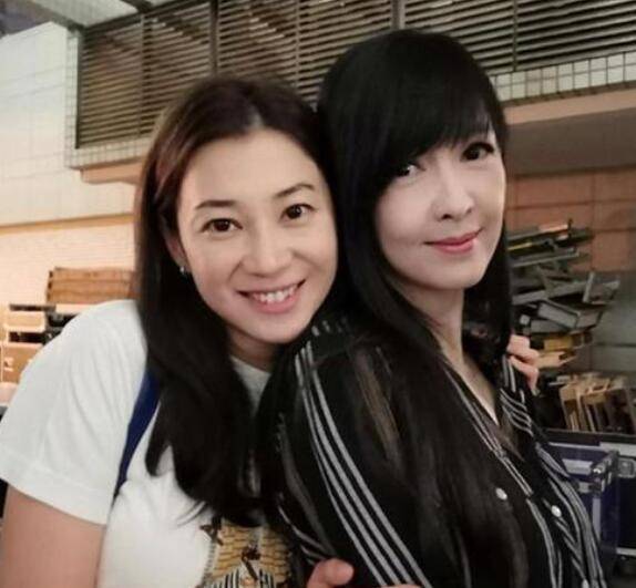 43岁落选港姐再婚嫁给富豪,老公身价10亿,她却在餐厅当收银员 43岁落选港姐再婚嫁给富豪,老公身价10亿,她却在餐厅当收银员