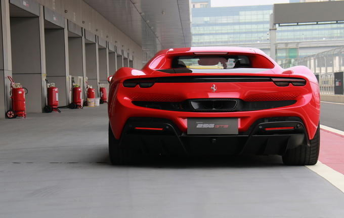 V6混动小排量的法拉利还是那个味吗?赛道试驾法拉利296 GTB超跑休闲区蓝鸢梦想 - Www.slyday.coM V6混动小排量的法拉利还是那个味吗?赛道试驾法拉利296 GTB超跑休闲区蓝鸢梦想 - Www.slyday.coM