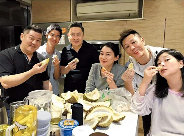 43岁落选港姐再婚嫁给富豪,老公身价10亿,她却在餐厅当收银员 43岁落选港姐再婚嫁给富豪,老公身价10亿,她却在餐厅当收银员