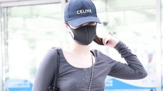 钟欣潼穿灰色上衣配破洞牛仔裤 双手插兜慵懒随性有型